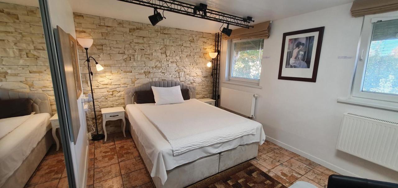 Aparthotel 3 ,, Cosy House Studio" & Parking Kaunas Bagian luar foto